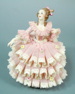 アイリッシュドレスデン「ピンクのドレスのリュシール」のご紹介 